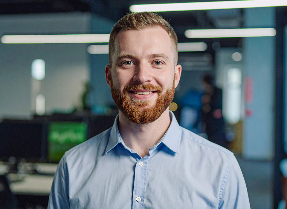 Firefly_High-quality, professional portrait photos of a man in a modern startup or SaaS corpo 221059